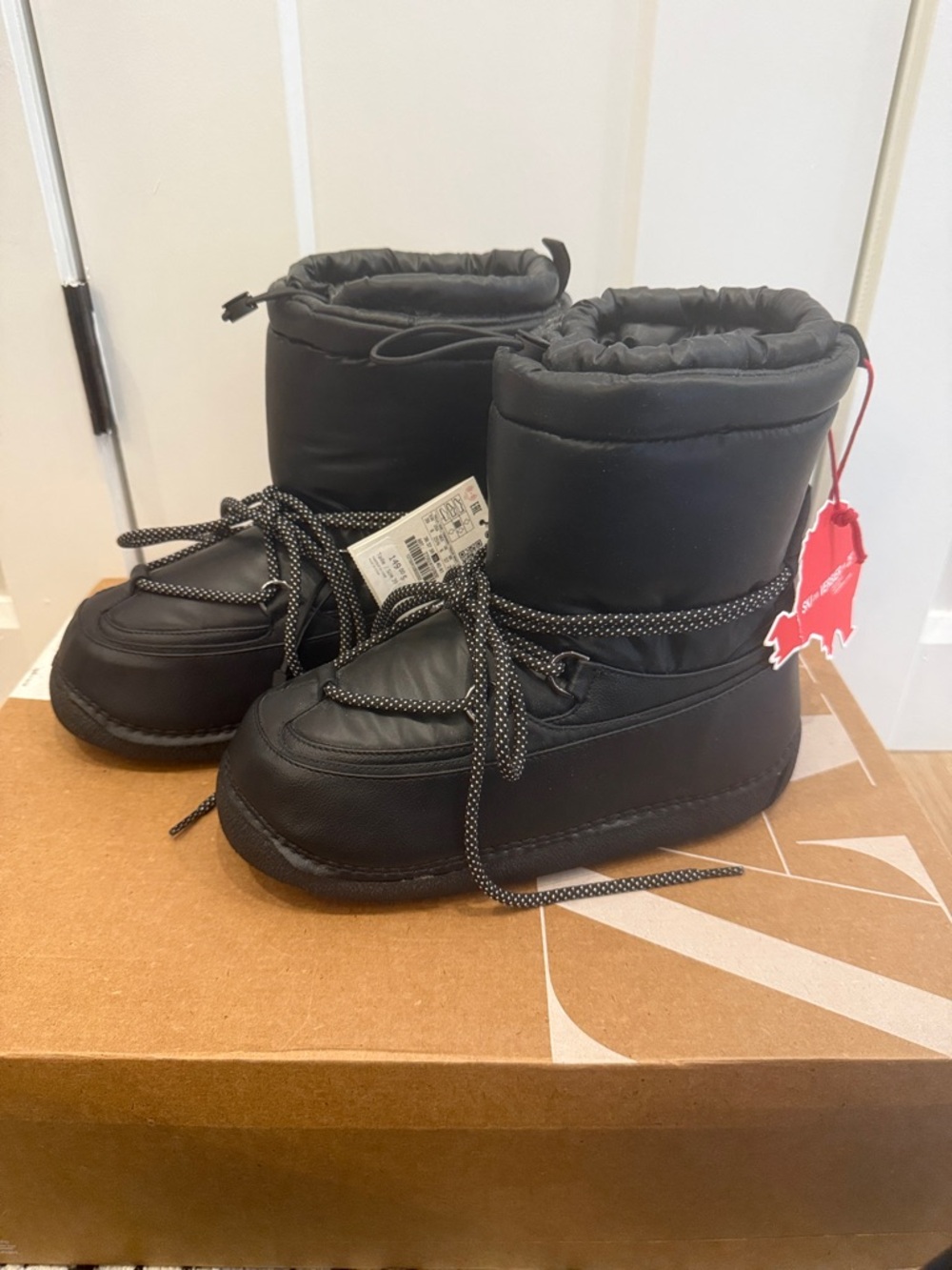 Zara Ski Boots with Reflective Laces - Size US Women’s 7